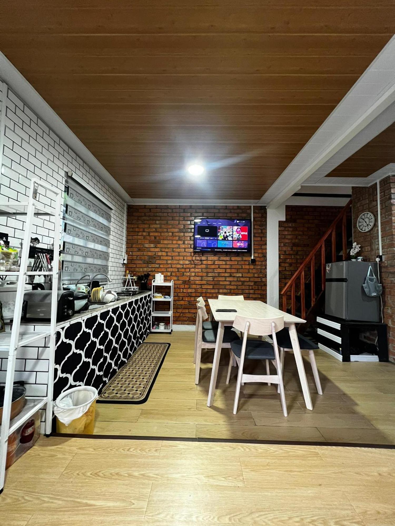 D'maro Hut Mesilou *